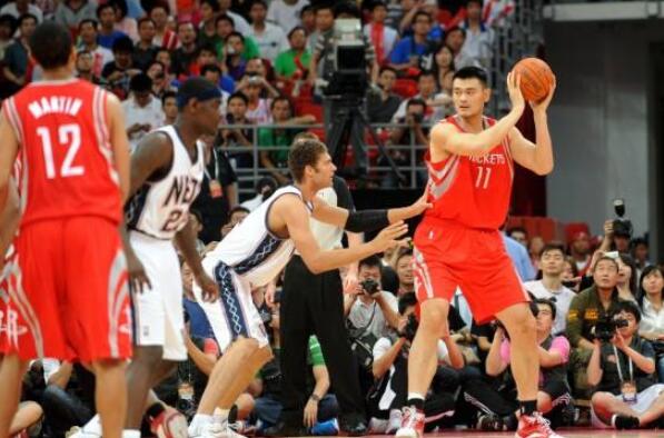 巴萨内讧爆发！弗里克强烈不满，新梅西飘了，沉迷场外，难拿金球