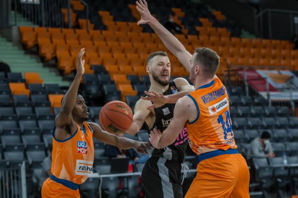 日本vs澳大利亚：三笘薰、南野拓实首发，堂安律出战